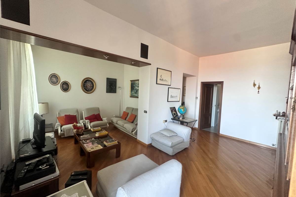 ERBA.ELEGANTE ABITAZIONE CON TERRAZZO PANORAMICO