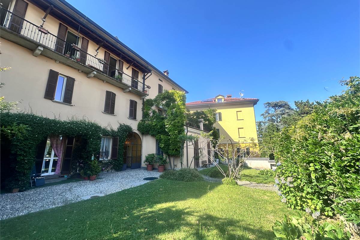 ERBA.ELEGANTE ABITAZIONE CON TERRAZZO PANORAMICO