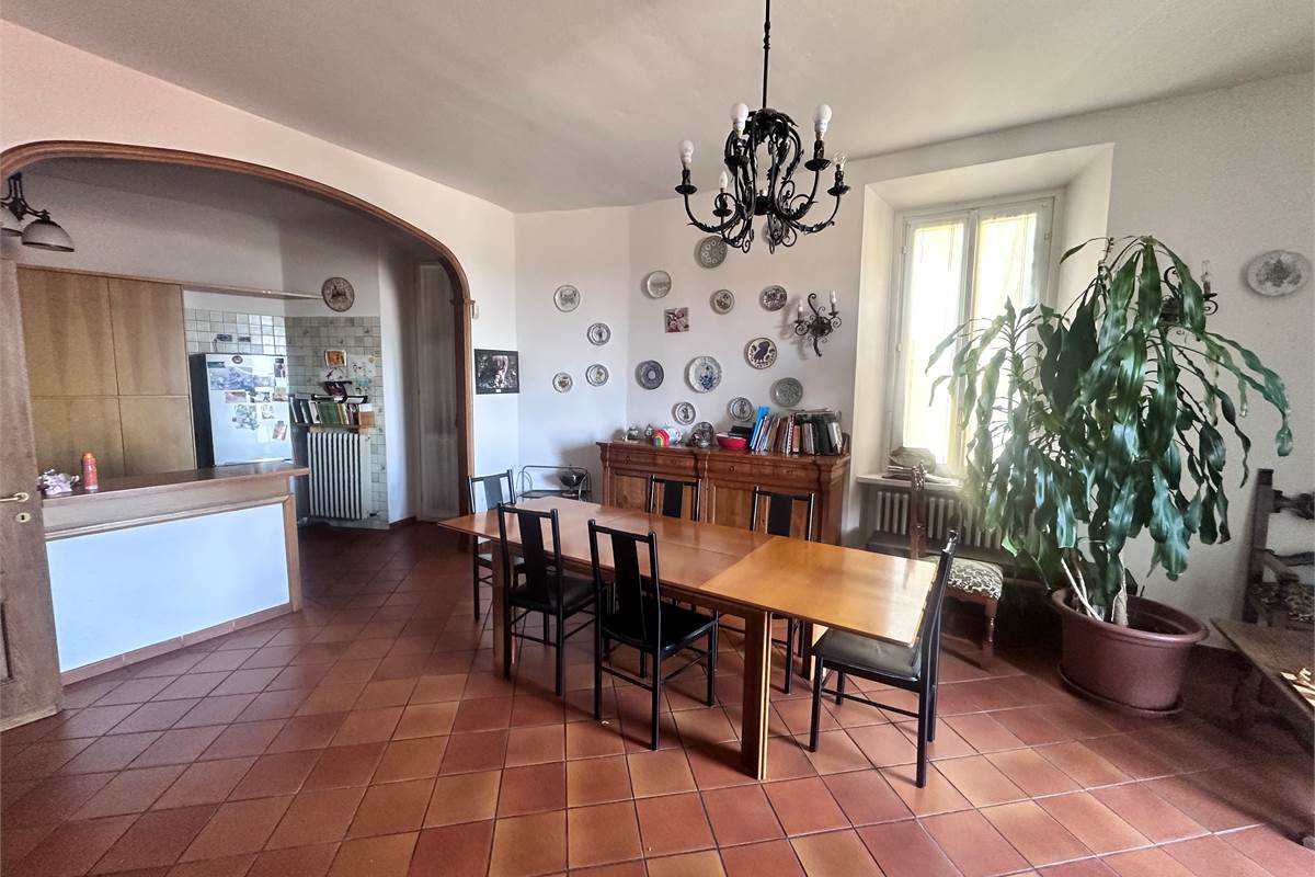 ERBA.ELEGANTE ABITAZIONE CON TERRAZZO PANORAMICO
