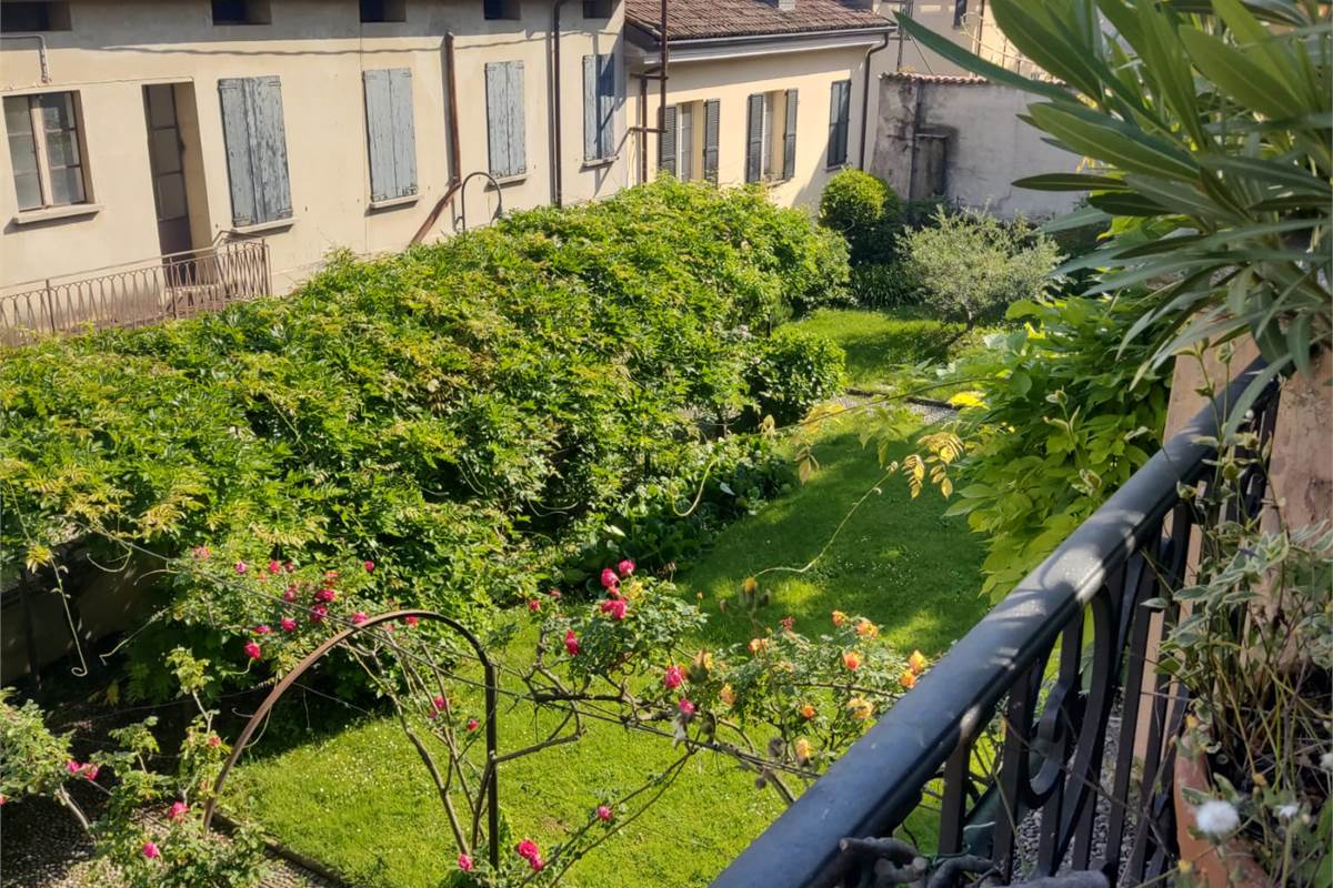 ERBA.ELEGANTE ABITAZIONE CON TERRAZZO PANORAMICO