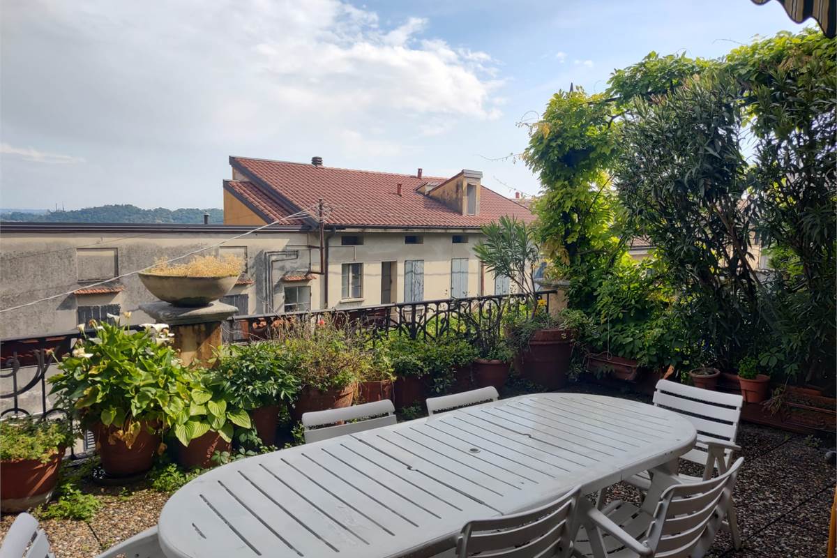 ERBA.ELEGANTE ABITAZIONE CON TERRAZZO PANORAMICO