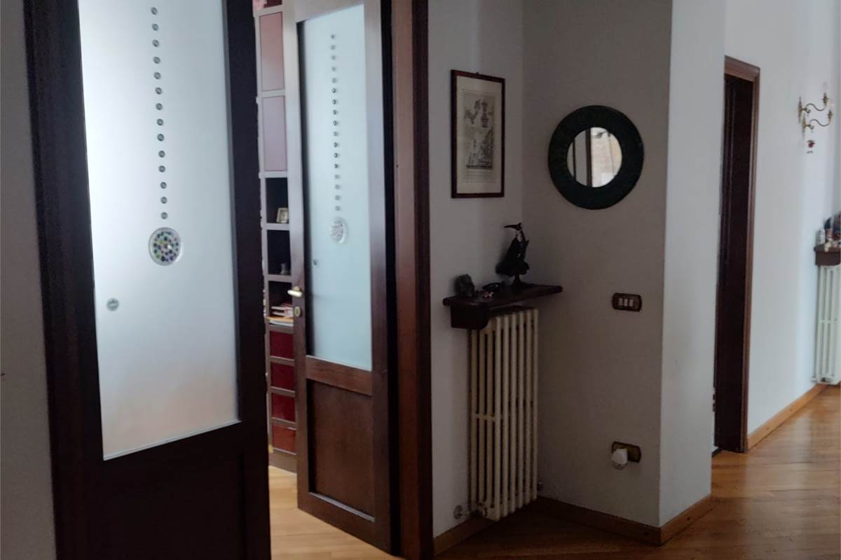ERBA.ELEGANTE ABITAZIONE CON TERRAZZO PANORAMICO