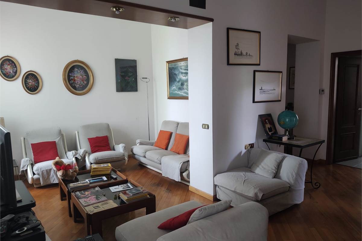 ERBA.ELEGANTE ABITAZIONE CON TERRAZZO PANORAMICO