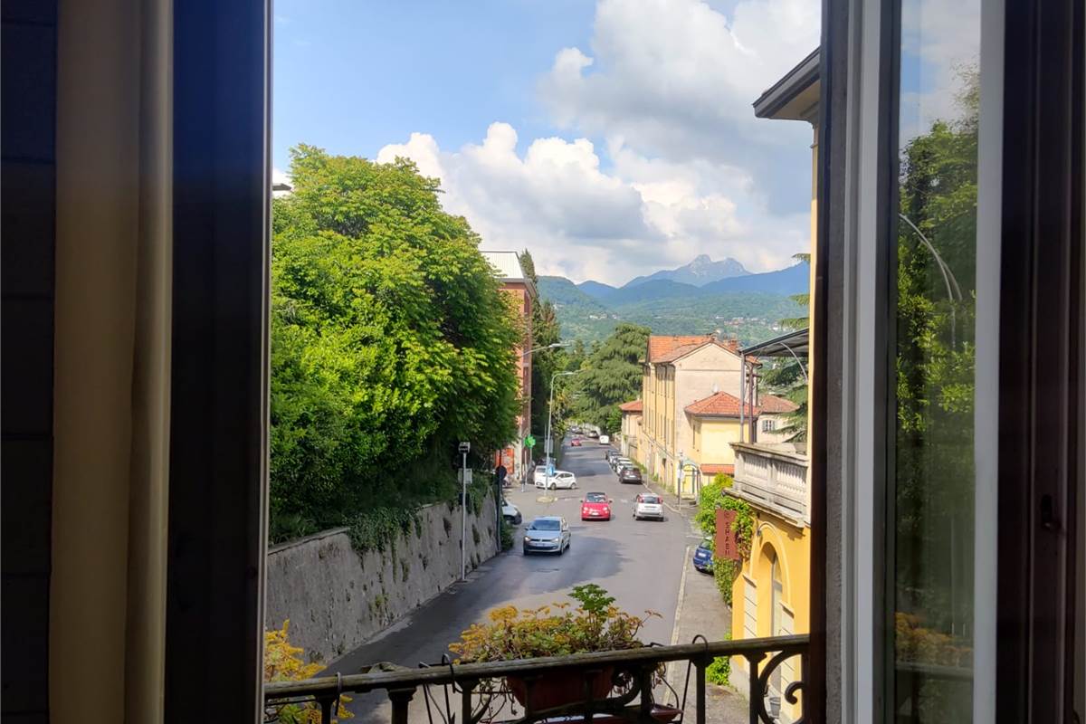 ERBA.ELEGANTE ABITAZIONE CON TERRAZZO PANORAMICO