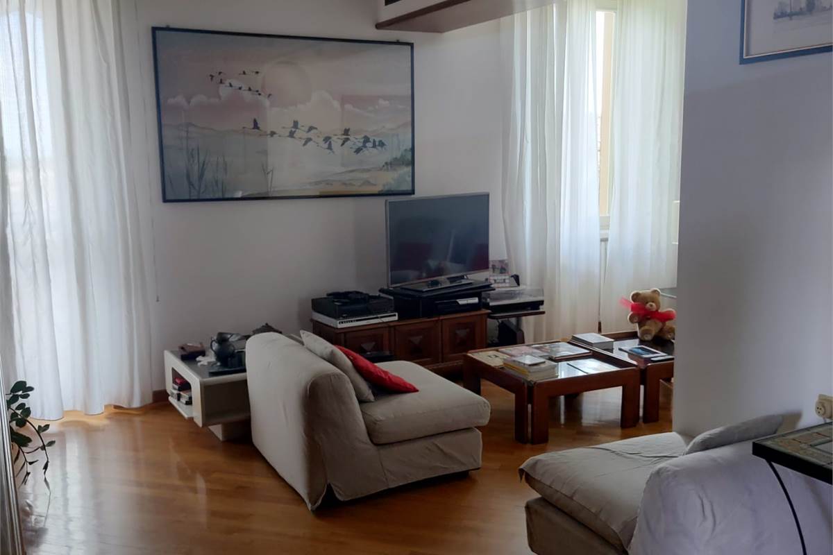 ERBA.ELEGANTE ABITAZIONE CON TERRAZZO PANORAMICO