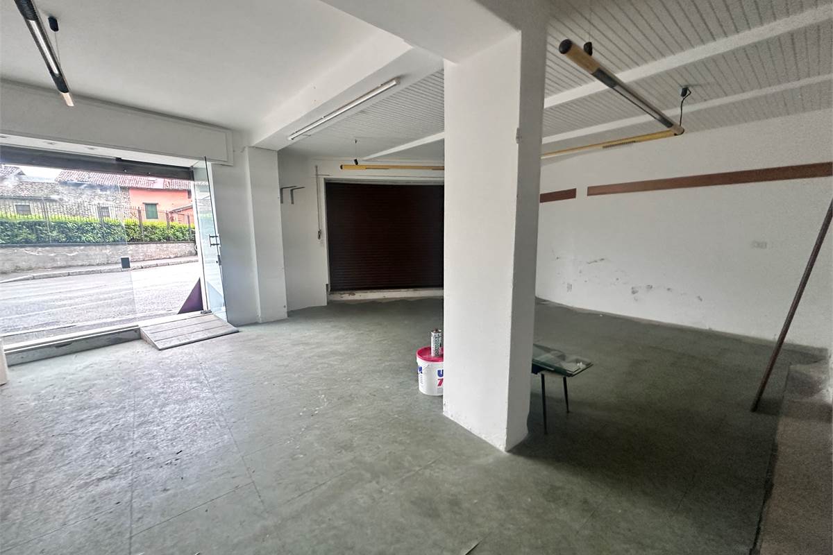 ERBA :PORZIONE DI CASA CON APP E NEGOZIO
