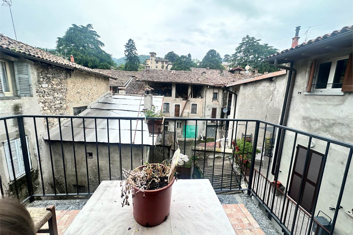 ERBA :PORZIONE DI CASA CON APP E NEGOZIO