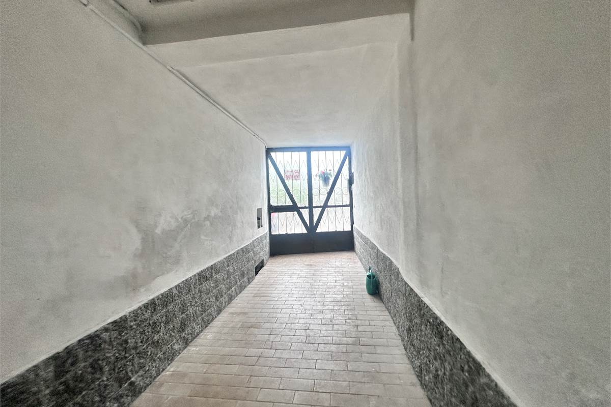ERBA :PORZIONE DI CASA CON APP E NEGOZIO