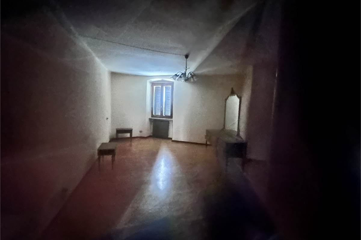 ERBA :PORZIONE DI CASA CON APP E NEGOZIO