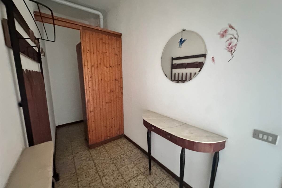 ERBA :PORZIONE DI CASA CON APP E NEGOZIO