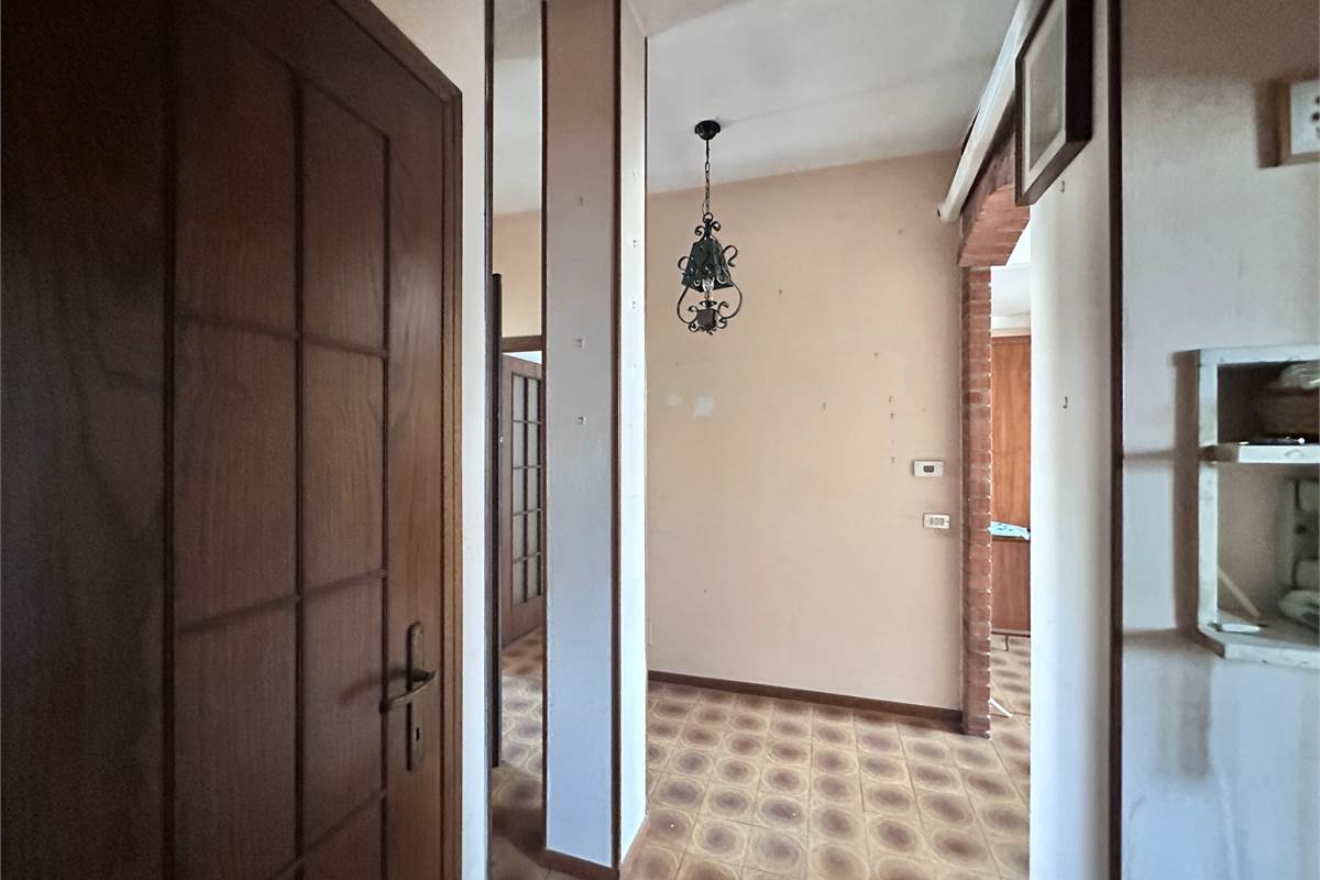 ERBA :PORZIONE DI CASA CON APP E NEGOZIO