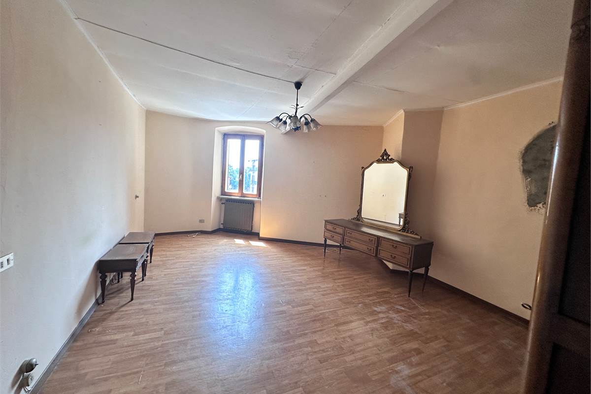 ERBA :PORZIONE DI CASA CON APP E NEGOZIO