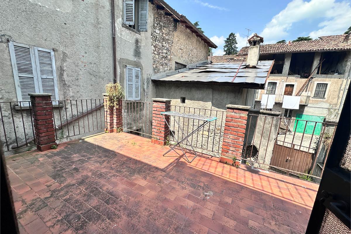 ERBA :PORZIONE DI CASA CON APP E NEGOZIO