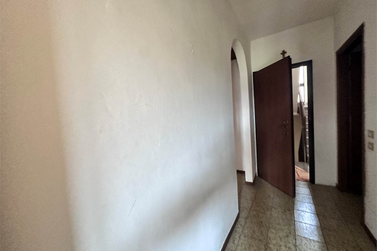 ERBA :PORZIONE DI CASA CON APP E NEGOZIO