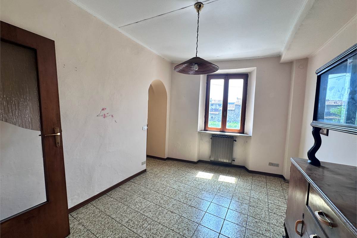 ERBA :PORZIONE DI CASA CON APP E NEGOZIO