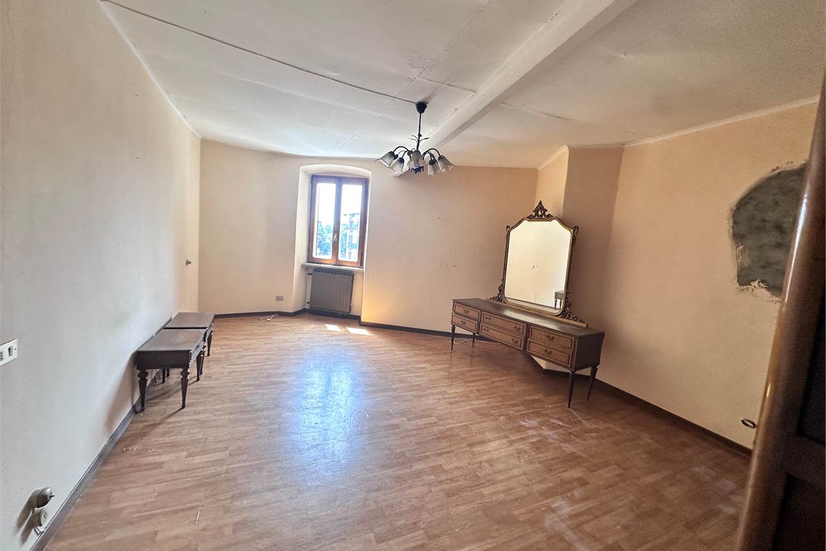 ERBA :PORZIONE DI CASA CON APP E NEGOZIO