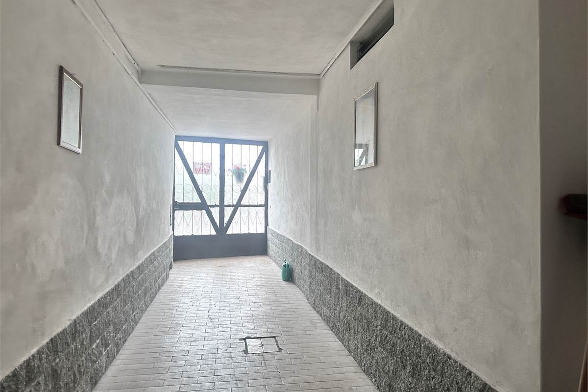 ERBA :PORZIONE DI CASA CON APP E NEGOZIO
