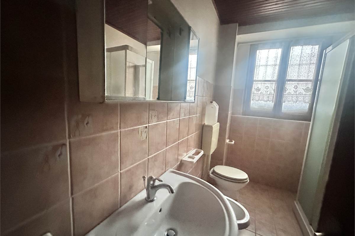 ERBA :PORZIONE DI CASA CON APP E NEGOZIO