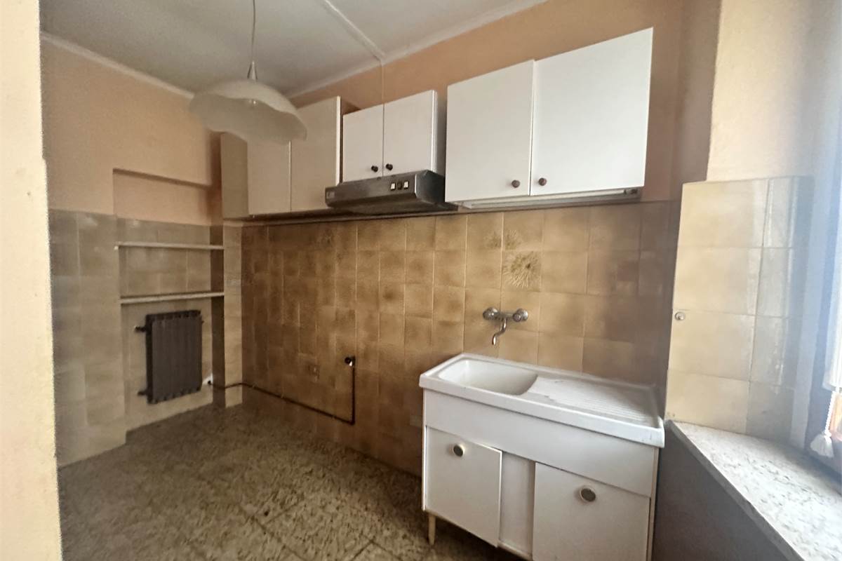 ERBA :PORZIONE DI CASA CON APP E NEGOZIO