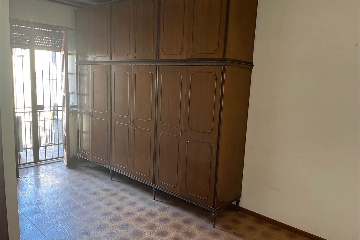 ERBA :PORZIONE DI CASA CON APP E NEGOZIO