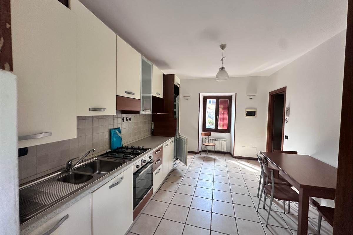 ERBA:APPARTAMENTO CON GIARDINO