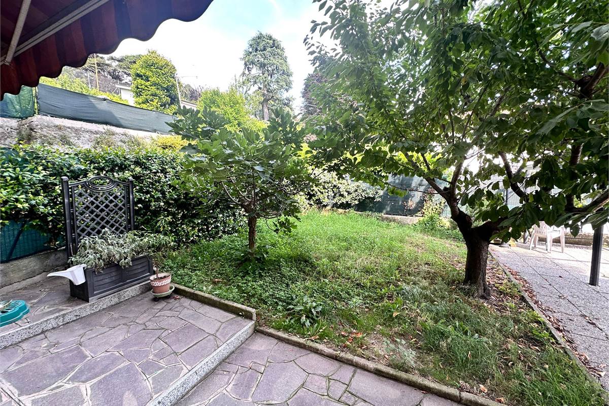 ERBA:APPARTAMENTO CON GIARDINO