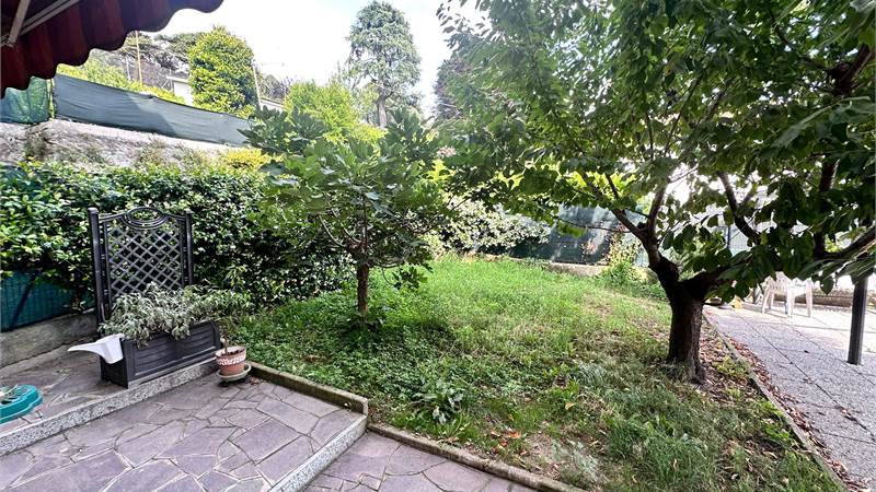 ERBA:APPARTAMENTO CON GIARDINO