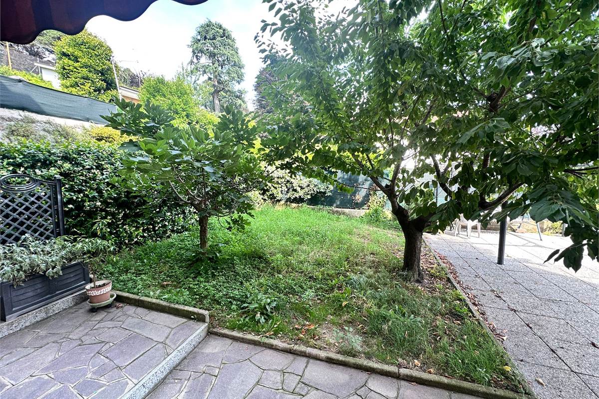 ERBA:APPARTAMENTO CON GIARDINO