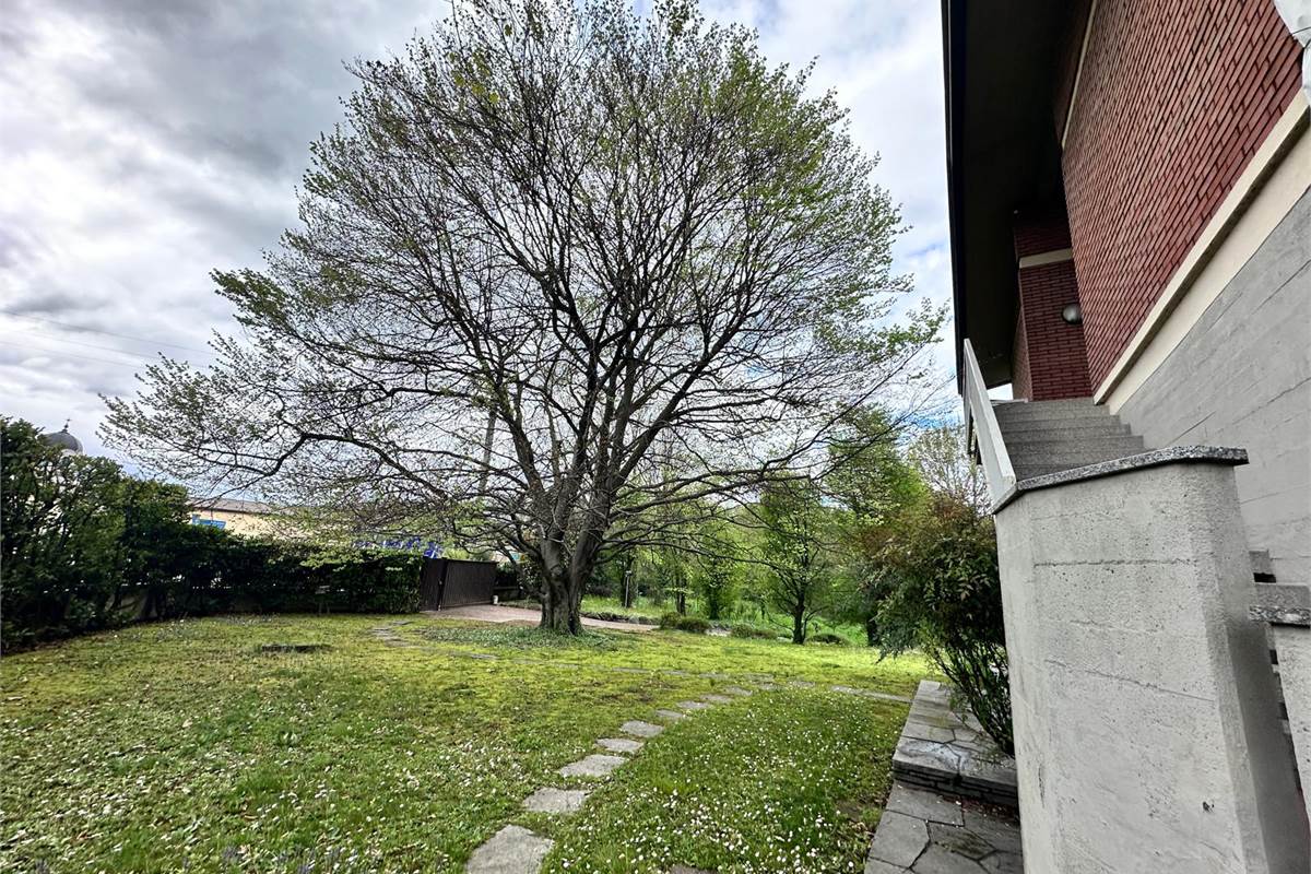 MERONE: VILLA CON 2 APPARTAMENTI E GIARDINO