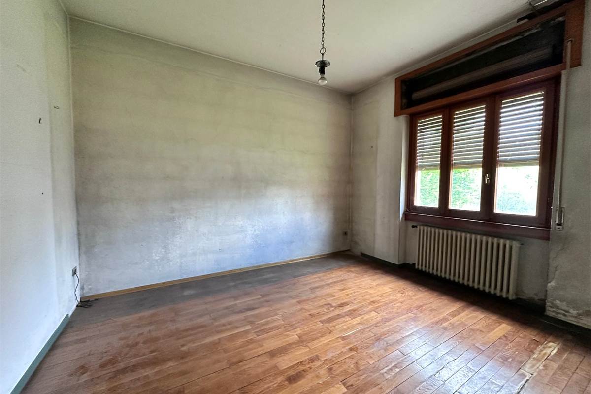 MERONE: VILLA CON 2 APPARTAMENTI E GIARDINO