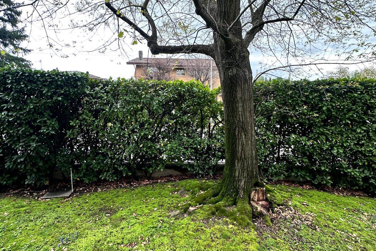 MERONE: VILLA CON 2 APPARTAMENTI E GIARDINO