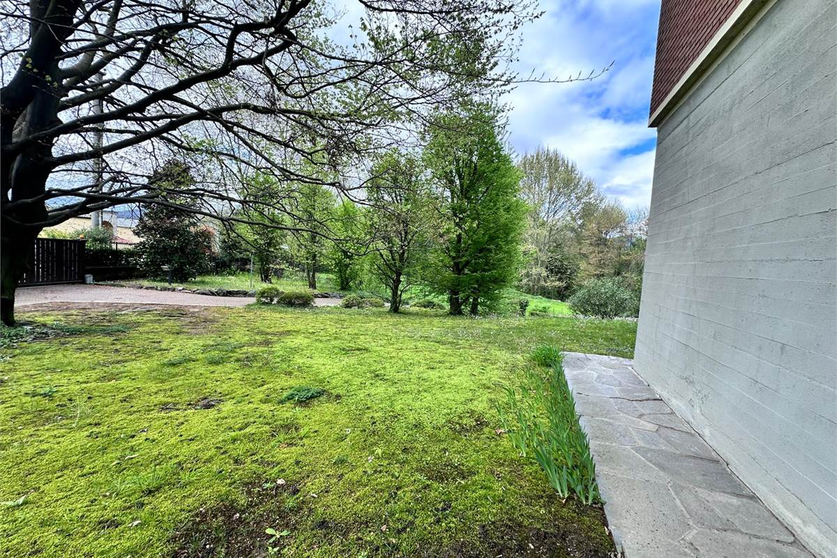 MERONE: VILLA CON 2 APPARTAMENTI E GIARDINO