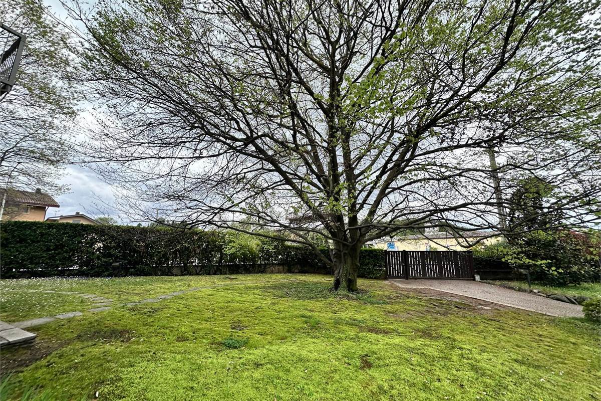 MERONE: VILLA CON 2 APPARTAMENTI E GIARDINO