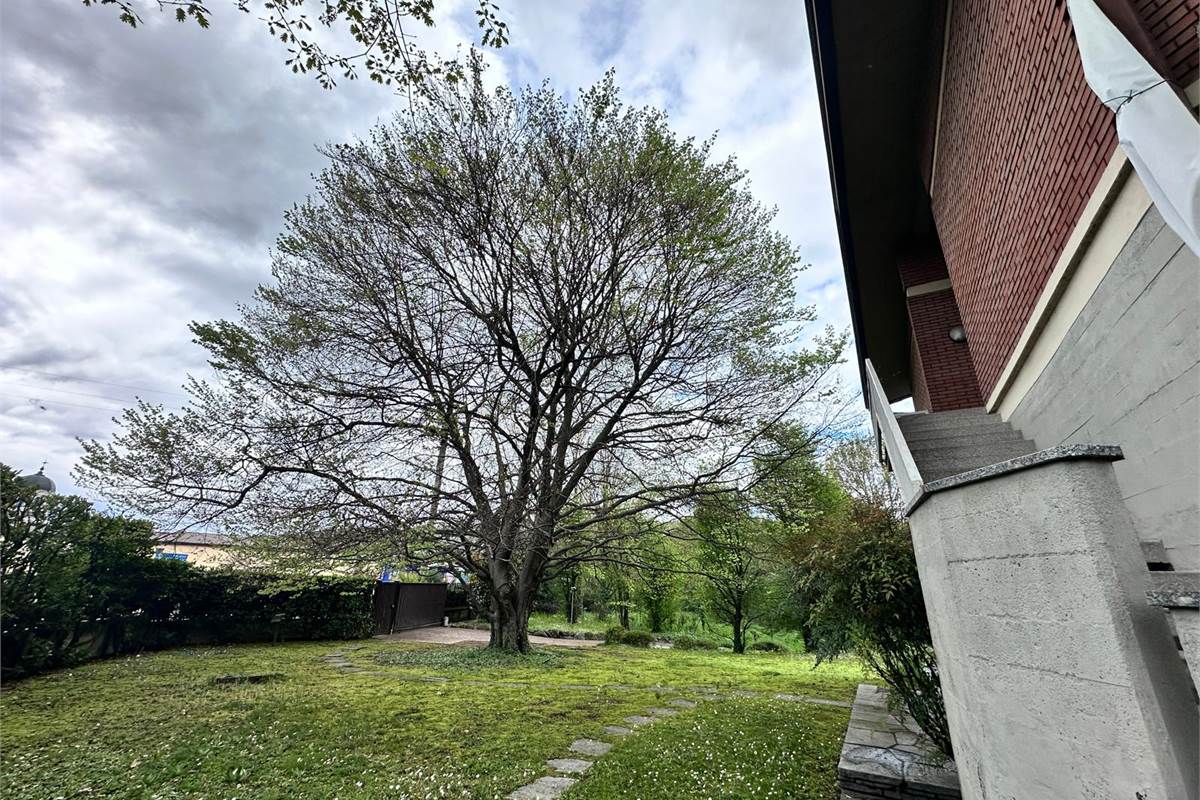 MERONE: VILLA CON 2 APPARTAMENTI E GIARDINO