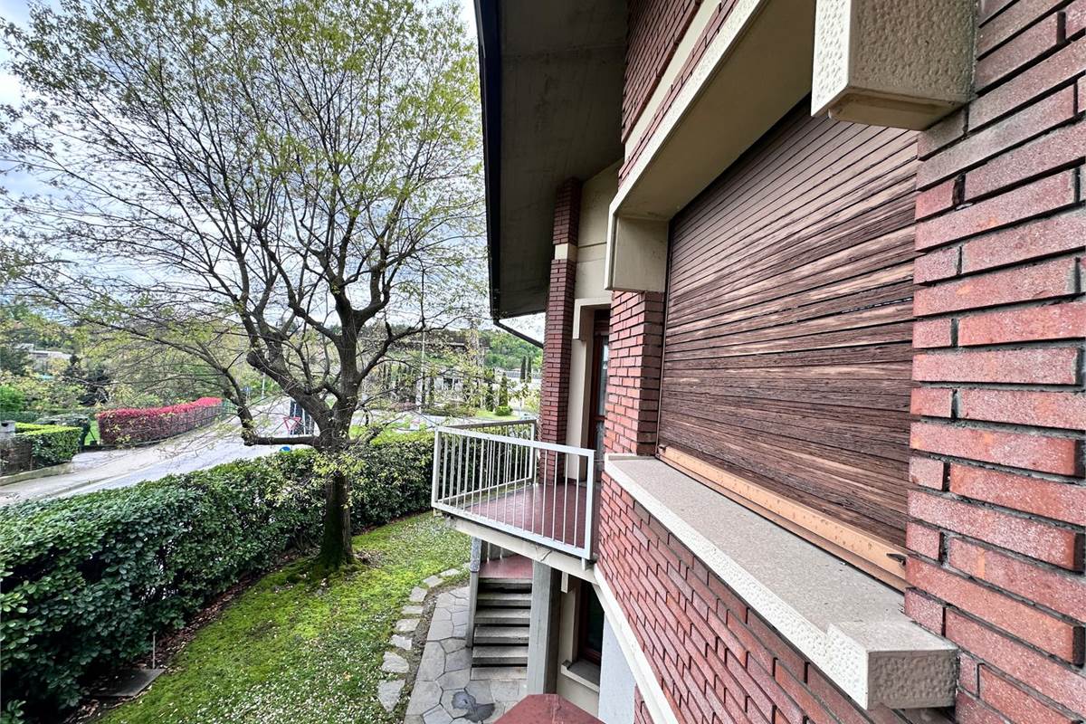 MERONE: VILLA CON 2 APPARTAMENTI E GIARDINO