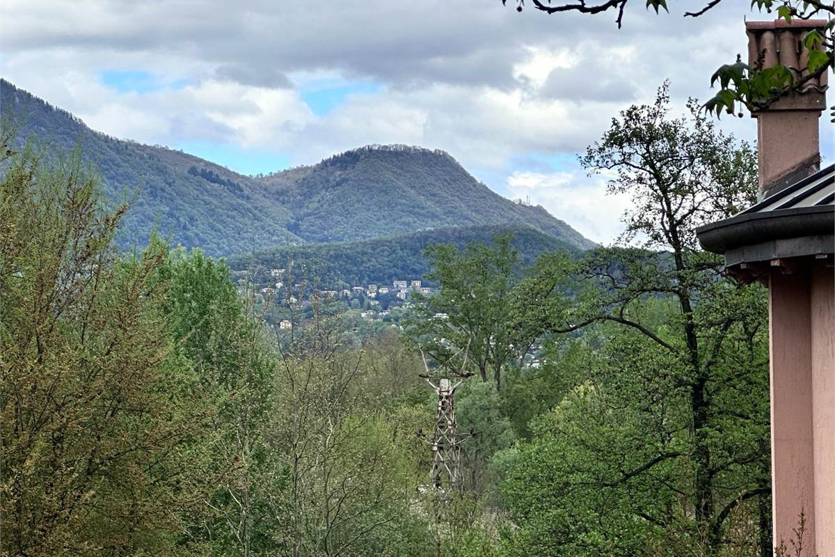 MERONE: VILLA CON 2 APPARTAMENTI E GIARDINO