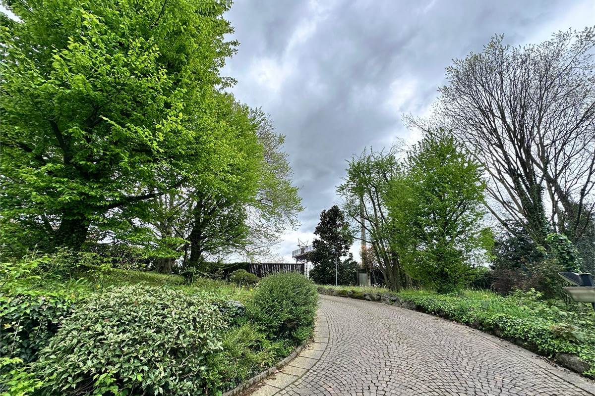 MERONE: VILLA CON 2 APPARTAMENTI E GIARDINO