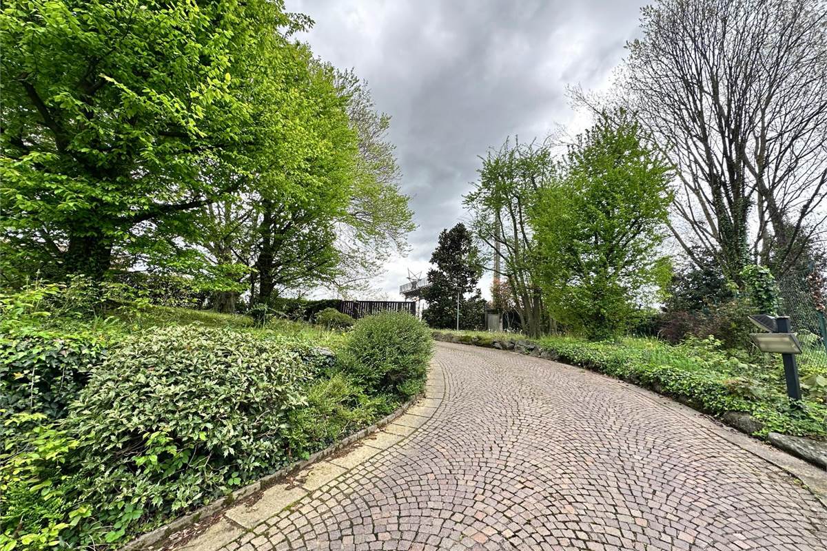 MERONE: VILLA CON 2 APPARTAMENTI E GIARDINO