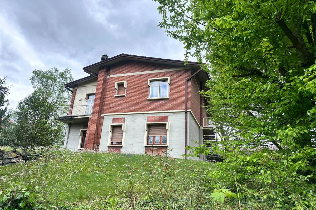 MERONE: VILLA CON 2 APPARTAMENTI E GIARDINO