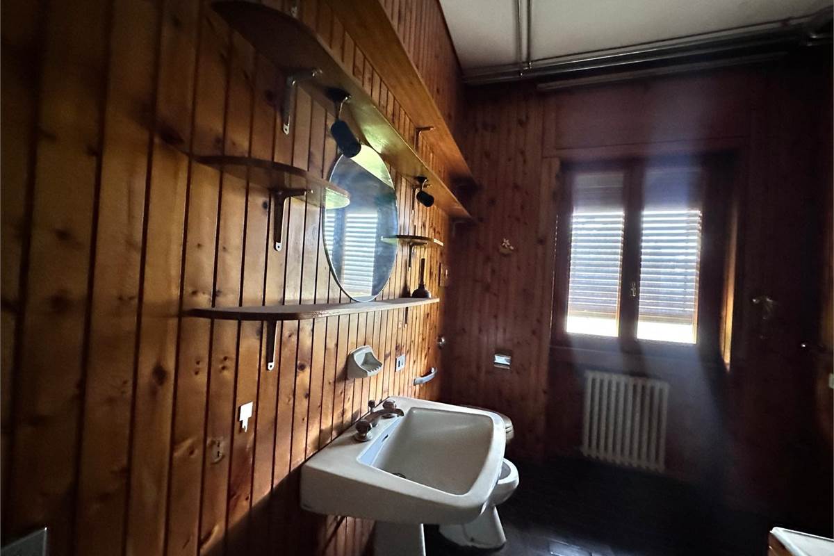 MERONE: VILLA CON 2 APPARTAMENTI E GIARDINO