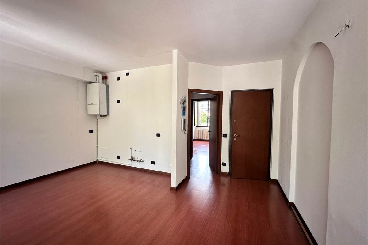 ERBA:AFFITTO UFFICIO  CON BALCONE