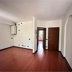 ERBA:AFFITTO UFFICIO  CON BALCONE