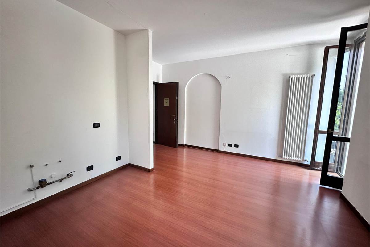 ERBA:AFFITTO UFFICIO  CON BALCONE