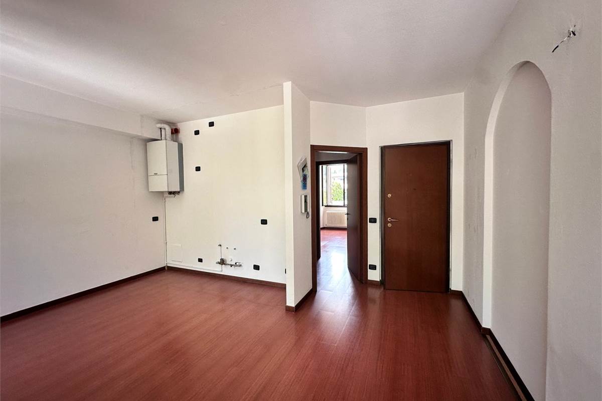 ERBA:AFFITTO UFFICIO  CON BALCONE