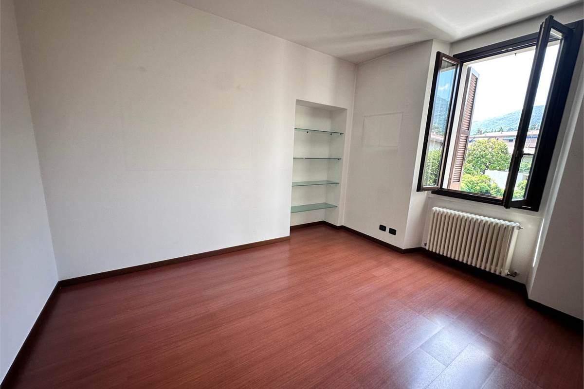 ERBA:AFFITTO UFFICIO  CON BALCONE