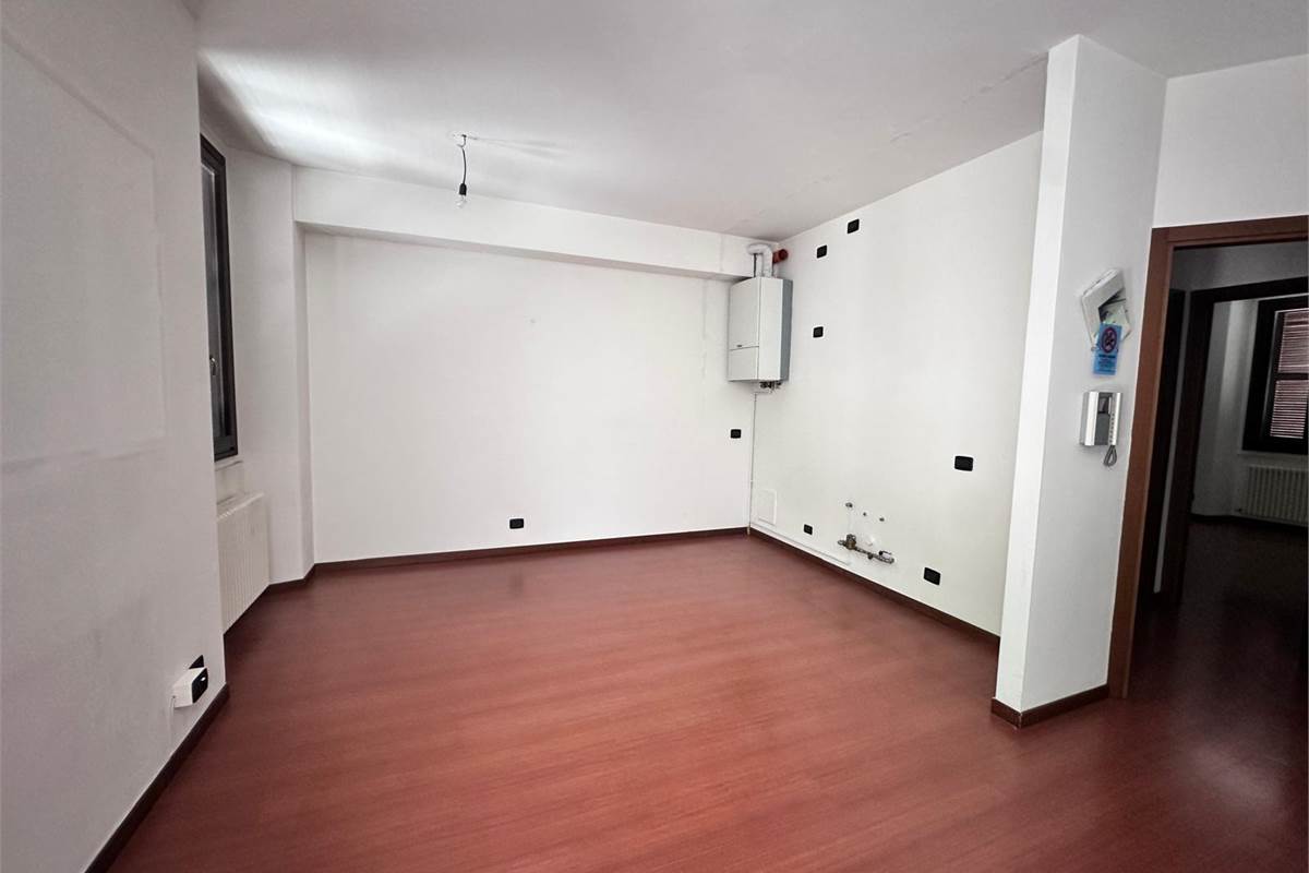 ERBA:AFFITTO UFFICIO  CON BALCONE