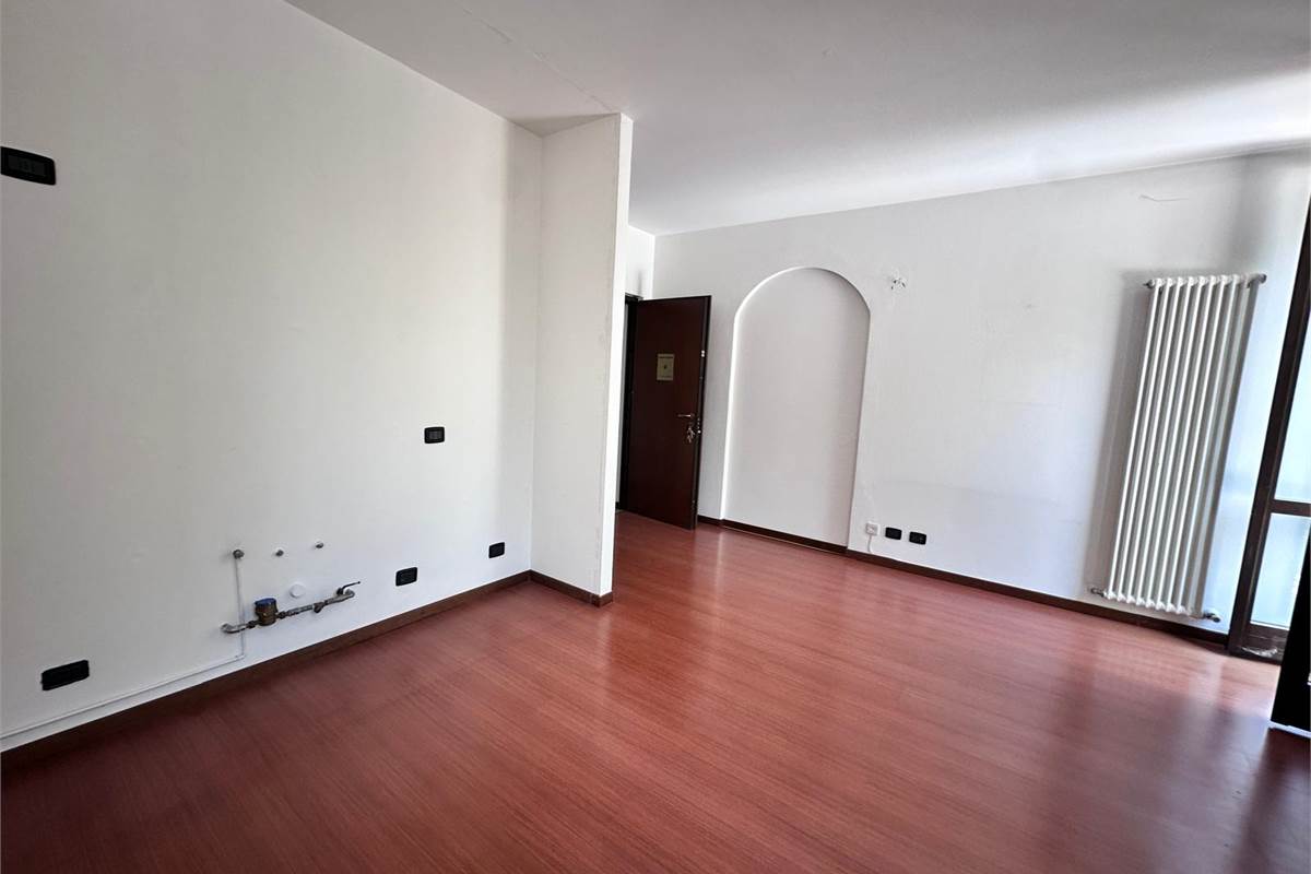 ERBA:AFFITTO UFFICIO  CON BALCONE