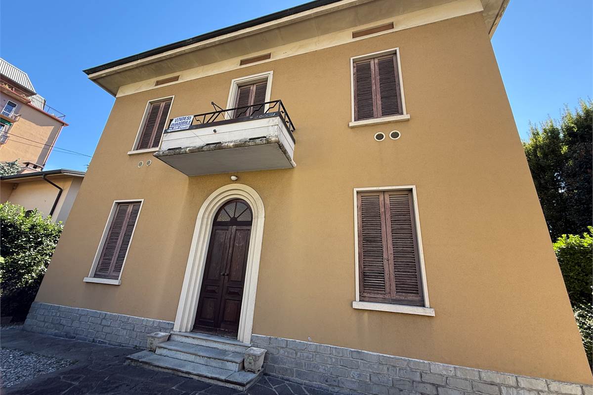 ERBA CENTRO:VILLA SINGOLA  ANCHE  PER DUE FAMIGLIE