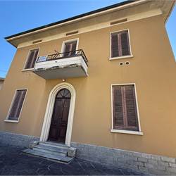 ERBA CENTRO:VILLA SINGOLA  ANCHE  PER DUE FAMIGLIE