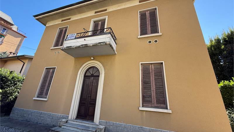 ERBA CENTRO:VILLA SINGOLA  ANCHE  PER DUE FAMIGLIE
